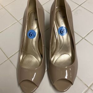 Bandolino Peep Toe Beige Pump